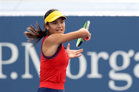 Emma Raducanu reaches US Open final in New York .